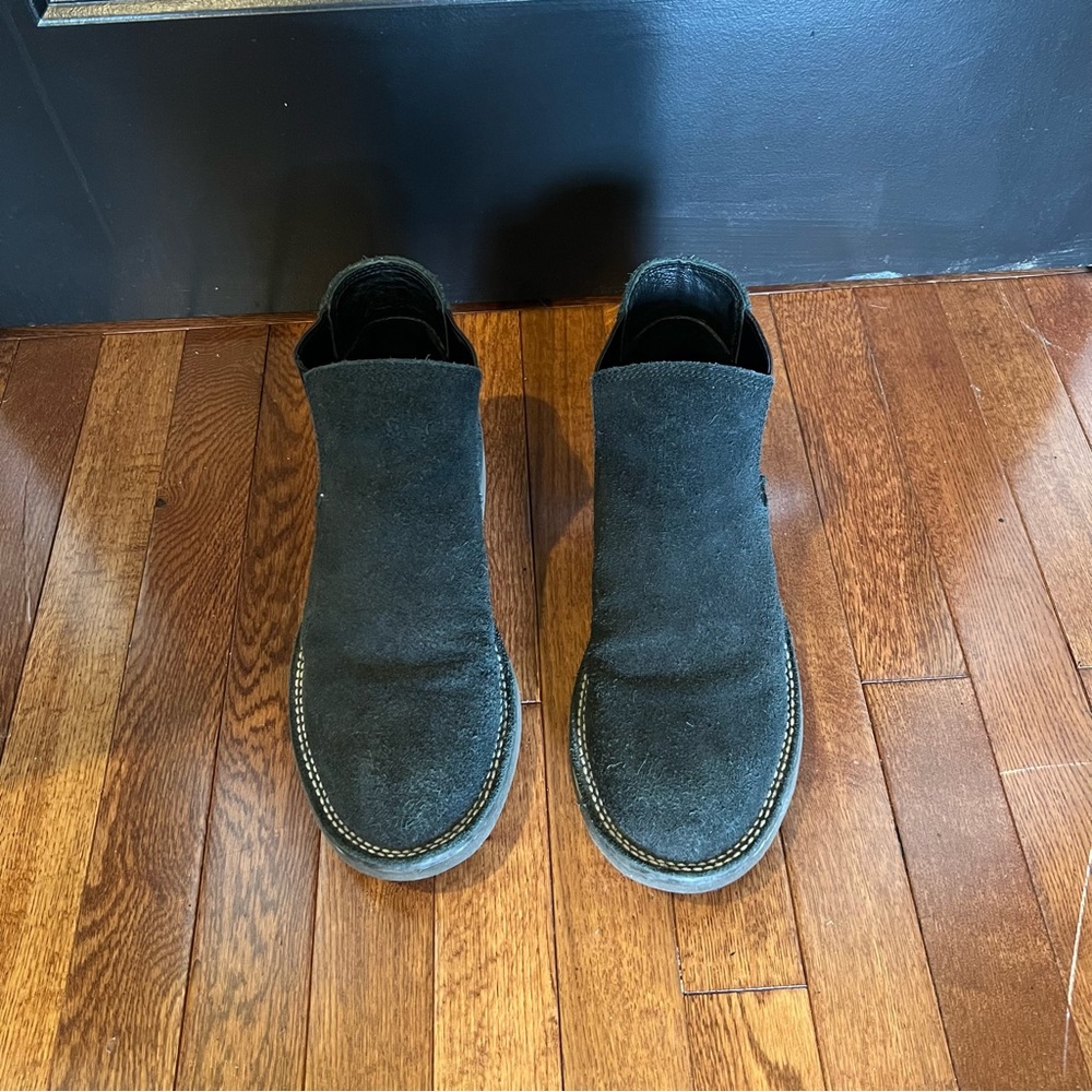 Men’s Uggs black suede Chelsea boots